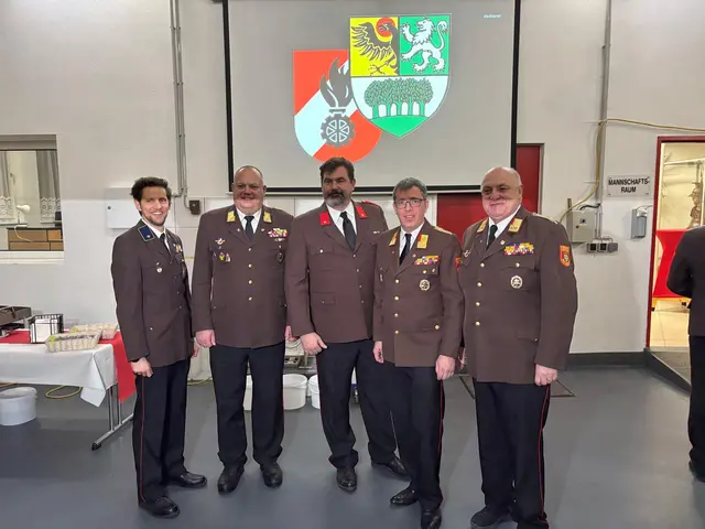 Leiter des Verwaltungsdienstes Sebastian Fellinger, Kommandant-Stellvertreter Roman Brunner, Bürgermeister Stefan Steinbichler, Kommandant Michael Gindel, Vizebürgermeister Viktor Weinzinger | Foto: Bernd Dorner
