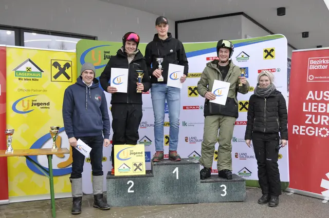  Die Bestzeit mit 47,78 Sekunden wurde von Michael Oebster (Landjugend Enns-Pongau) in der Kategorie Herren über 18 Jahre erzielt. (v.l.n.r.: Landesleiter Noah Fischer, Zweitplatzierter Michael Scharfetter, Sieger Michael Oebster, Drittplatzierter Simon Huber,  | Foto: Landjugend Salzburg