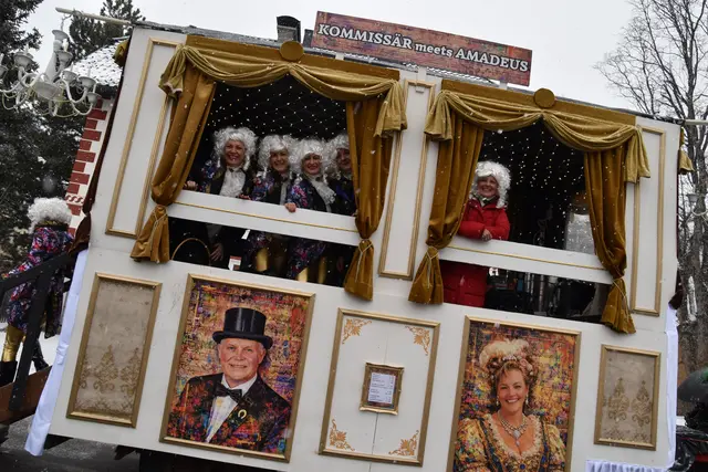 Zu Ehren des neuen Kommissär Reinfried Bogensperger wurde ihm und seiner Gattin ein Festwagen ganz im Mozart-Stil gewidmet.  | Foto: pjw