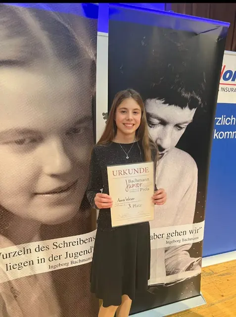 Die glückliche Preisträgerin aus Völs setzte sich gegen 200 Einreichungen durch und erreichte Platz 3. Weitere Texte werden folgen.  | Foto: Wieser