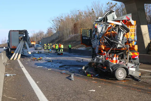 Vollbeladener Lkw-Sattelzug kracht in Asfinag-Fahrzeug auf A8 Innkreisautobahn bei Steinhaus. | Foto: laumat.at
