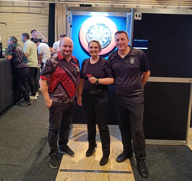 Bürgermeisterin Bettina Bauernhofer zu Besuch beim 1. Steeldart Masters 2026 in Krottendorf. | Foto: Steirischer Dartsportverband
