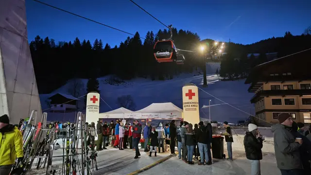 Am Vorabend des Bewerbs trafen sich die Teilnehmerinnen und Teilnehmer zum gemütlichen Abend an der Talstation der Schlossbahn. | Foto: Rotes Kreuz Salzburg