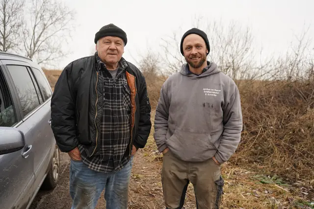 Begegnung zweier Schilfschneider, die ihr Handwerk verstehen: Erwin Sumalowitsch aus Podersdorf und Jacobus van Hoorne aus Weiden am See | Foto: Andrea Glatzer