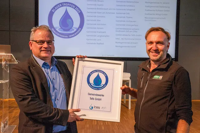 Emanuel Renner, GWT-Bereichsleiter Trinkwasser, freut sich über die erneute Auszeichnung durch Dr. Bernd Jenewein (Geschäftsführer inaq).  | Foto: inaq