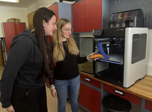 Emma Scheucher und Maja Kolenda beim 3D-Druck des HTL-Reutte-Logos. | Foto: HTL Reutte