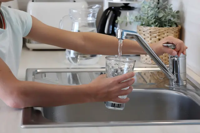 Das Wasser darf aktuell auch nicht in abgekochtem Zustand konsumiert werden. | Foto: Symbolfoto stock.adobe.com/at/Aygul Bulté