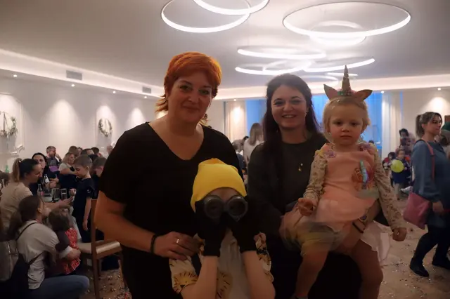 Der Sonnenhof glich an diesem Nachmittag einer Bühne: Minions huschten über den Konfettiboden, K-Pop-Stars probten ihre Tanzschritte, Minecraft-Figuren posierten für Fotos. Der Kinder-Maskenball in Schattendorf bot auch heuer ein farbenfrohes Spektakel – lebendig, laut und voller Lebensfreude.
 | Foto: Alejandra Ortiz