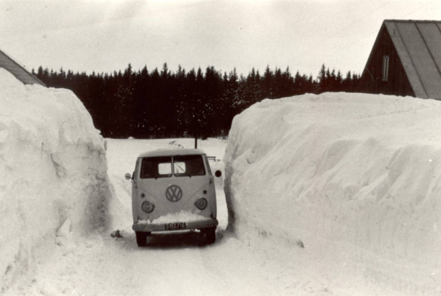 Schneemassen im Jahr 1970 an der Straße zur Waldschenke im Bereich der Ortschaft Unterstern (Bad Leonfelden). | Foto: Topothek Bad Leonfelden