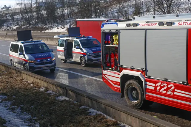Vollbeladener Lkw-Sattelzug kracht in Asfinag-Fahrzeug auf A8 Innkreisautobahn bei Steinhaus. | Foto: laumat.at