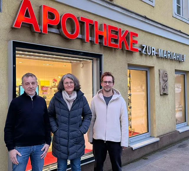 Thomas Job, Pia Job-Zeiner und Simon Job vor der Apotheke in Liesing. | Foto: Essenz Apotheke Inzersdorf