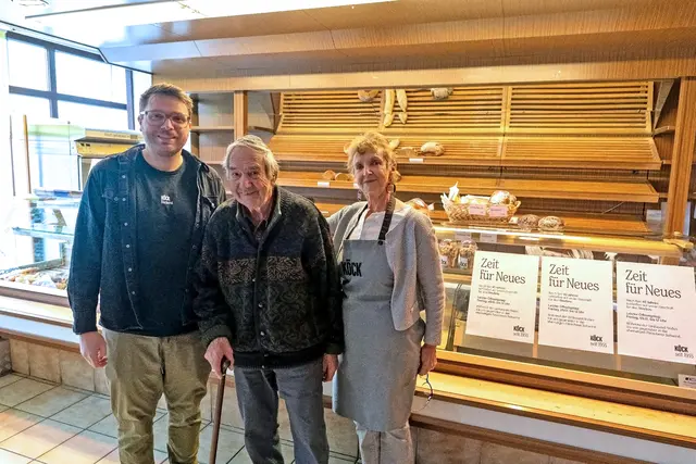 Dominik Köck, Robert Köck senior und Irene Kremlhofer in der alten Köck-Filiale in Langenwang. Sie war die erste, die Robert Köck vor 40 Jahren als erste außerhalb von Mürzzuschlag eröffnet hatte.  | Foto: Köck