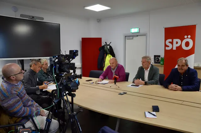 Medienrummel bei der Pressekonferenz von SPÖ, Grüne und FPÖ, die für Neuwahlen in der Bezirkshauptstadt sorgt. | Foto: Elisabeth Peinsipp