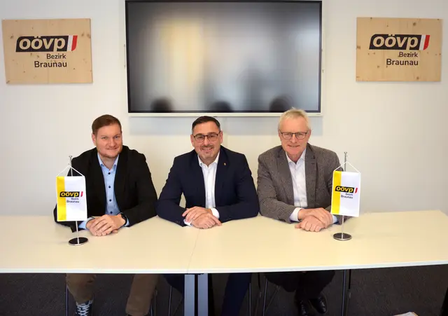 Bezirksparteiobmann Landtagsabgeordneter Klaus Mühlbacher (Mitte), OÖVP-Bezirksparteiobmann-Stellvertreter Bundesrat Ferdinand Tiefnig (rechts) und Bezirksgeschäftsführer Bürgermeister Michael Huber (links). | Foto: OÖVP Bezirk Braunau