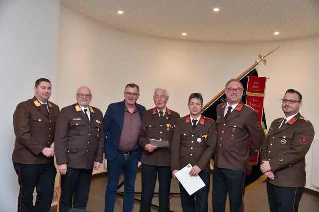 Bei der Ehrung für langjährige Mitgliedschaft bei der FF Pfaffenhofen:
AK Hagele Matthias, BFI Neuner Michael, BGM Schmid Andreas , HFM Partner Josef (70 Jahre), HFM Witting Christian (25 Jahre), OBI Unterwurzacher Alfred, BI Soraperra Mario, | Foto: FF Pfaffenhofen