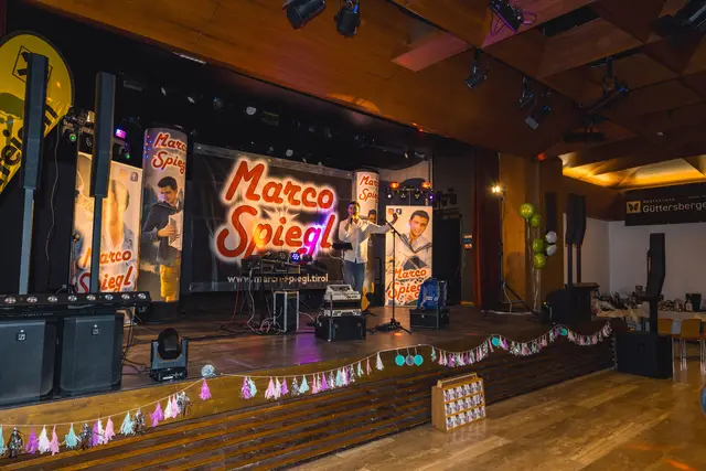 Marco Spiegl heizte die Stimmung unter den Ballgästen an. | Foto: Pernsteiner