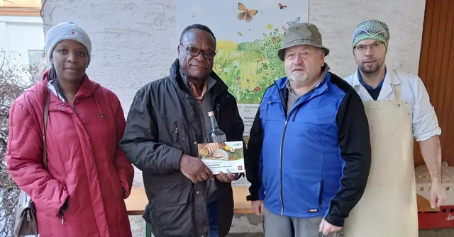 Mit Freude wurden die beiden tansanischen Freunde Partick und Erica Kajinga am Biohof Rudlstorfer in Summerau empfangen und in der Herstellung von Würsten unterwiesen. | Foto: zVg