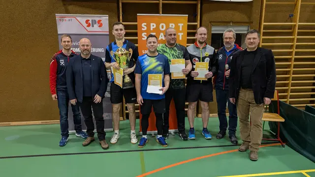 Kevin Raindl, Sportstadtrat Andreas Hofreiter, Martin Guman, Jonas Kovacs, Aleksander Georgiev, Martin Waibel, Andreas Eder, Stadtrat Andreas Pum (v. li.) | Foto: ASK St. Valentin Sektion Tischtennis