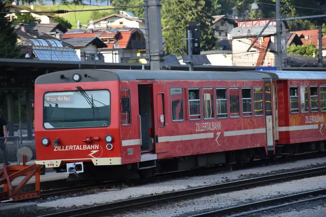 Die Gruppe Jugendlicher wurde in Schlitters gefragt, ob man nicht den nächsten Zug nehmen wolle.  | Foto: Haun