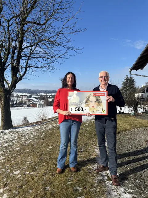 Maximilian Sturm überreichte den Scheck an Redaktionsleiterin Christine Steiner-Watzinger. | Foto: MeinBezirk