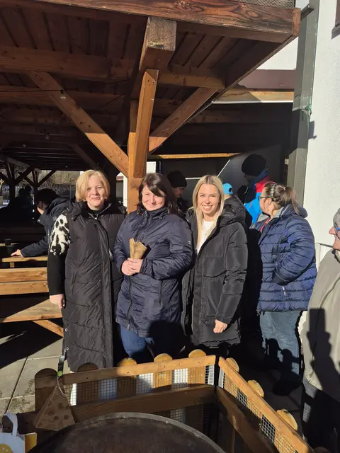 Silvia Glatzl, pädagogische Leiterin der Integrationswerkstatt Ternitz, mit Andrea Rottensteiner und Julia Ranner von der Bestattung Neunkirchen bei der kostenlosen Ausgabe der für eine verschobene Veranstaltung bestellten Maroni. | Foto: Bestattung Neunkirchen