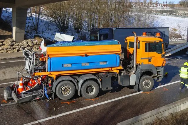Vollbeladener Lkw-Sattelzug kracht in Asfinag-Fahrzeug auf A8 Innkreisautobahn bei Steinhaus. | Foto: laumat.at