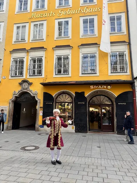 Sabine Rath vor dem Mozart Geburtshaus.  | Foto: Sabine Rath