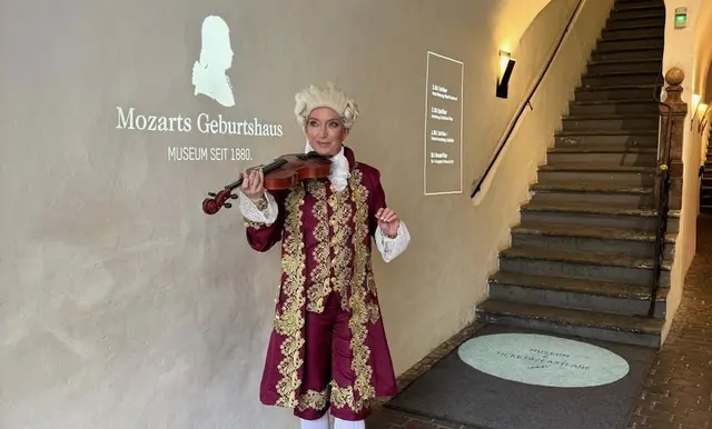 Die Stadt Salzburg zusammen mit "Mozart" erleben ist jetzt möglich. Fremdenführerin Sabine Rath lässt den Komponisten wieder aufleben.  | Foto: Sabine Rath