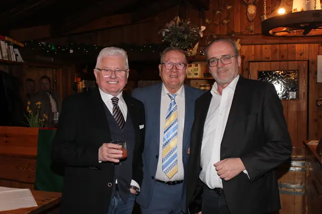 Ernest Gabmann und Manfred Damberger gratulierten Werner Scheidl. | Foto: Walter Kellner