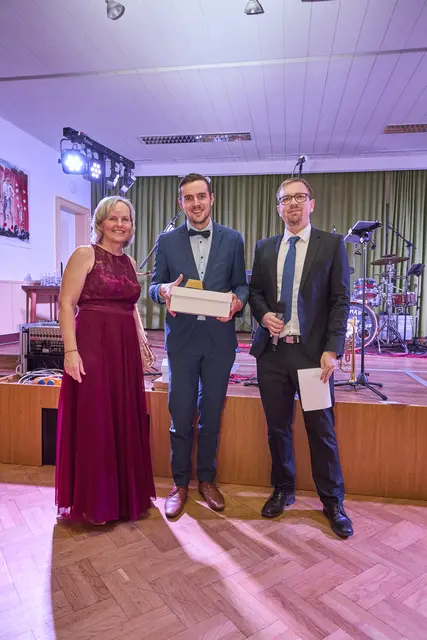 Obfrau Alexandra Preinfalk, Simon Maureder (Hauptpreisgewinner des Schätzspiels), Obfrau-Stellvertreter Valentin Nimmervoll. | Foto: Christoph Staudinger