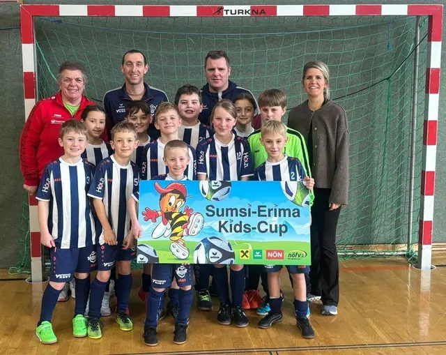 Schulwartin der VS Großglobnitz Helga Kerschbaum, Meinhard Kargl und Roman Kreutzer (Trainer beim USC Großglobnitz), Klassenlehrerin Christina Palmetshofer und die Fußballmannschaft der VS Großglobnitz (von l.h.n.r.v.). | Foto: Volksschule Großglobnitz
