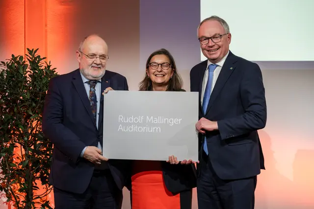 Als Ehrung für seine Verdienste wurde Gründungsrektor Rudolf Mallinger das Auditorium der KL gewidmet: KL-Gründungsrektor Rudolf Mallinger, KL-Prorektorin Sabine Siegl-Amerer, LH-Stellv. Stephan Pernkopf. | Foto: Klaus Ranger