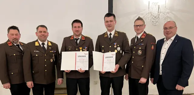 Auszeichnung für Felix Linskeseder und Werner Höller. | Foto: FF Kefermarkt
