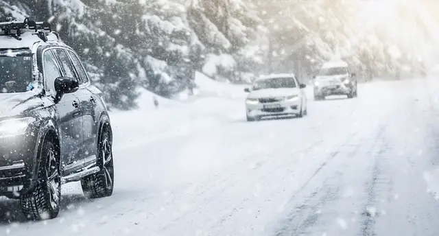 Auf schneeglatter Fahrbahn kam es am Sonntagnachmittag auf der L69 bei Pflach zu einem Unfall. | Foto: Symbolbild Adobe Stock/Milan