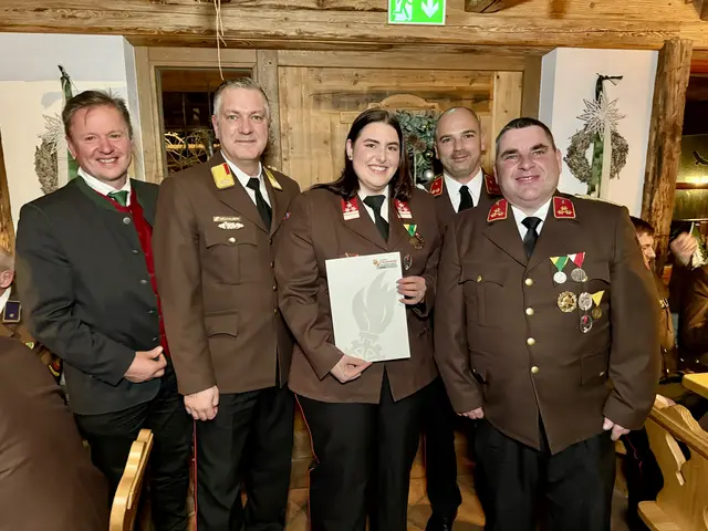 Bgm. Johann Dittlbacher, Abschnittskommandant Alexander Neuhauser, Jugendbetreuerin Antonia Schwaighofer, Kommandant-Stv. Christian Schruckmayr und Kommandant Johannes Schwaighofer (v.l.). | Foto: Stoxreiter