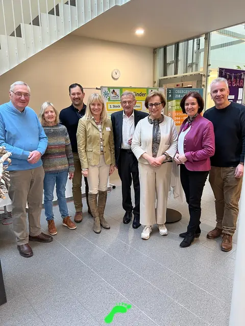 Viele Besucher folgten der Einladung von Direktorin Ursula Forstner zum Tag der offenen Tür 2026 (4.v.li)  | Foto: Fachschule Kleinraming