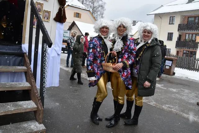 Rock me Amadeus meets Lungau. Die Mozart-Damen sorgten für einen goldenen Auftritt beim großen Festumzug.  | Foto: pjw