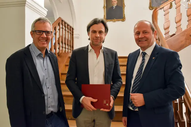 Der Sachverständigenbeirat des Stadt- und Ortsbildschutzes hat seinen Vorsitz bestätigt: LHStv Josef Geisler (rechts) gratulierte Lukas Madersbacher (Mitte) zum erneuten Vorsitz, Martin Schönherr (links) bleibt Stellvertreter. | Foto: Land Tirol/Jansenberger