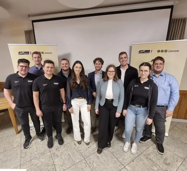 Der neue Bezirksvorstand. Am Foto von links Julian Froschauer (Mitterkirchen), Simon Wahl (Naarn), Bernhard Fröschl (Mitterkirchen), Simon Kollingbaum (Naarn), Anna Pilsl (Grein), Fabian Pischinger (Perg), Johanna Riegler (Bad Kreuzen), Philipp Mascherbauer (St. Georgen/Gusen), Lisa Melzer (Arbing), Paul Riegler (Bad Kreuzen); nicht am Bild: Stefan Neugschwandtner (Münzbach). | Foto: JVP Bezirk Perg