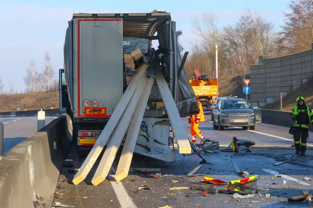 Vollbeladener Lkw-Sattelzug kracht in Asfinag-Fahrzeug auf A8 Innkreisautobahn bei Steinhaus. | Foto: laumat.at