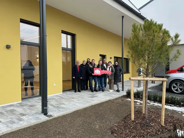 Die Oberwarter Siedlungsgenossenschaft übergab symbolisch den Wohnungsschlüssel für das neue Wohnhaus an Familie Drescher. | Foto: OSG
