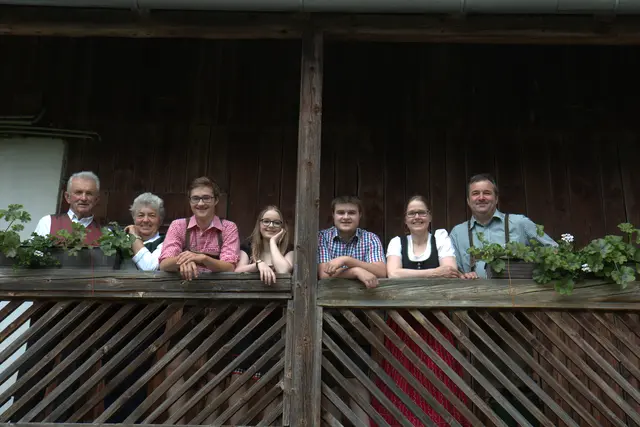 Gertrude und Franz Kerschenbauer (links) mit Eltern Franz und Steffi (rechts) sowie den drei gemeinsamen Kindern.  | Foto: Familie Kerschenbauer