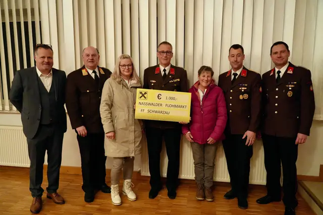 Spendenübergabe mit Bürgermeister Peter Lepkowicz (SPÖ) , Bezirksfeuerwehrkommandant Josef Huber, Ina Sommer, Karl Schiefer-Graser, Brigitte Plattner, Christopher Schiefer und Matthias Steiner. | Foto: Manuel Panzenböck