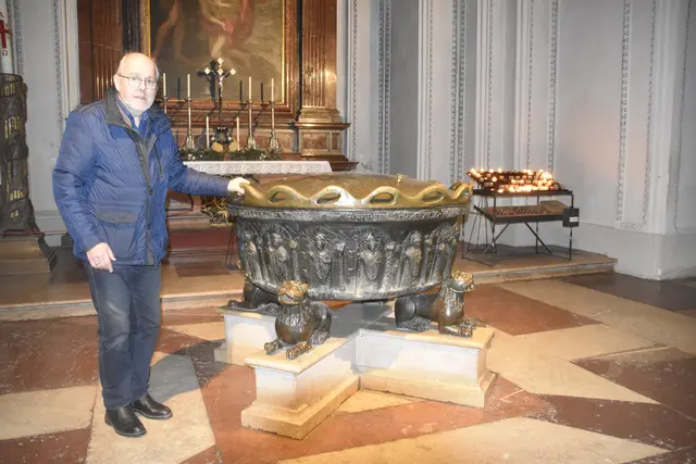 Michael Neureiter mit dem romanischen Taufbecken im Salzburger Dom. Hier soll damals Mozart getauft worden sein. | Foto: Thomas Fuchs