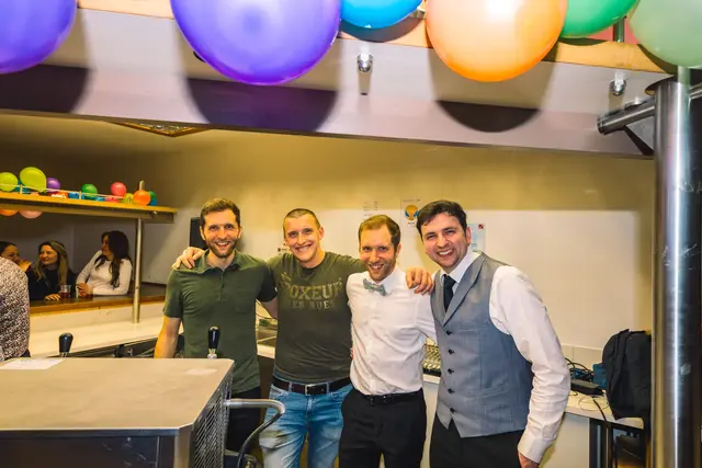 Vor der Bar, wie auch dahinter, zeigten sich alle in Feierlaune. | Foto: Pernsteiner