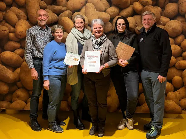 Bürgermeister Josef Schaden, Geschäftsführende Gemeinderätin Martina Honeder, Sandra Schnabl, Maria Hödl, Irene Thaler-Zellhofer, Vizebürgermeister Günther Prinz (v.l.). | Foto: Marktgemeinde Schweiggers