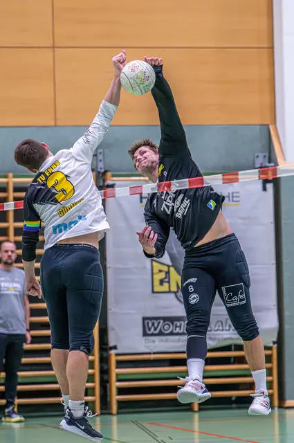 Maximilian Huemer (r.) und die Union Tigers Vöcklabruck gewannen gegen Gustav Gürtler und den TV Wohnplan Enns. | Foto: Wolfgang Benedik/Faustball Austria