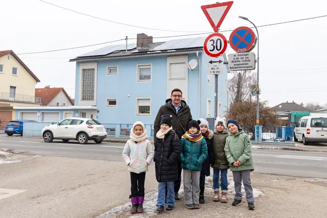Tempo 30 bei der Volksschule St. Dionysen bedeutet mehr Schutz für die Schülerinnen und Schüler. | Foto: Stadtarchiv Traun