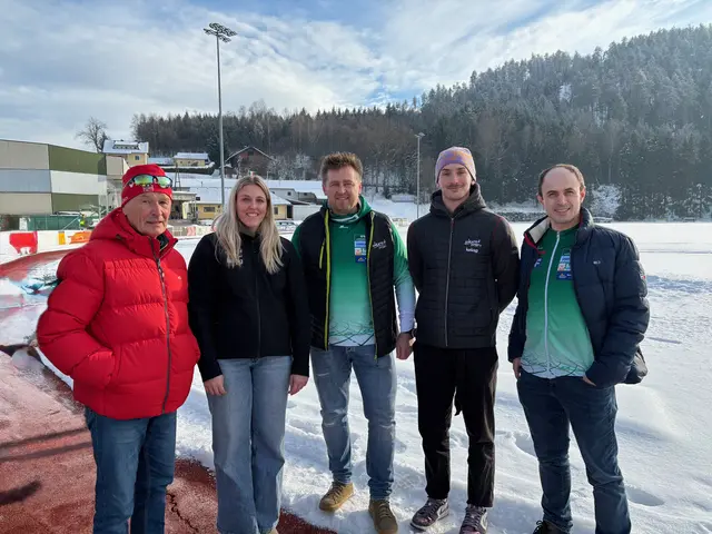 Trainer Wolfgang Hribernig, Hannah Ladinig, Sektionsleiter Martin Ladinig, Stephan Pacher und Trainer Michael Böhm (v. li.) auf der Leichtathletikanlage des VST Völkermarkt | Foto: MeinBezirk.at