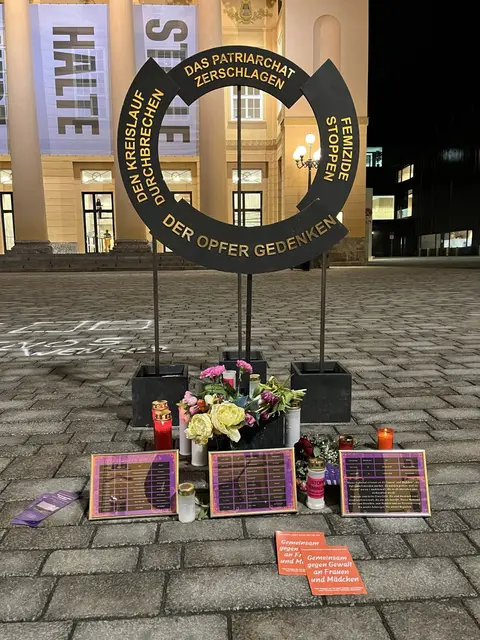 Im Zentrum der Innsbrucker Gedenkaktion stand eine symbolische Stuhlaktion am Denkmal gegen Feminizide am Ni-una-Menos-Platz vor dem Landestheater.  | Foto: FAK